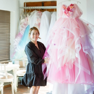 ウエディングドレスを、もっと自由に選んでいい。「THE HANY」のデザイナー・伊藤羽仁衣さんが考える、自分のためのドレス選び