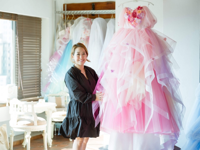 ウエディングドレスを、もっと自由に選んでいい。「THE HANY」のデザイナー・伊藤羽仁衣さんが考える、自分のためのドレス選び